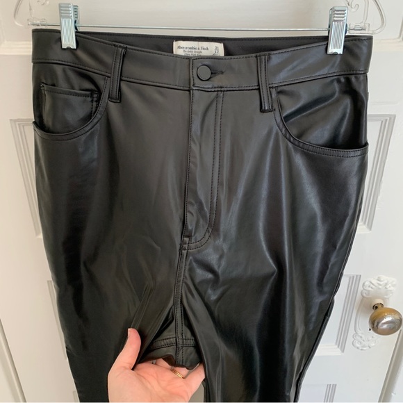 Abercrombie vegan leather ankle straight pant in black, size 31 - Picture 5 of 10